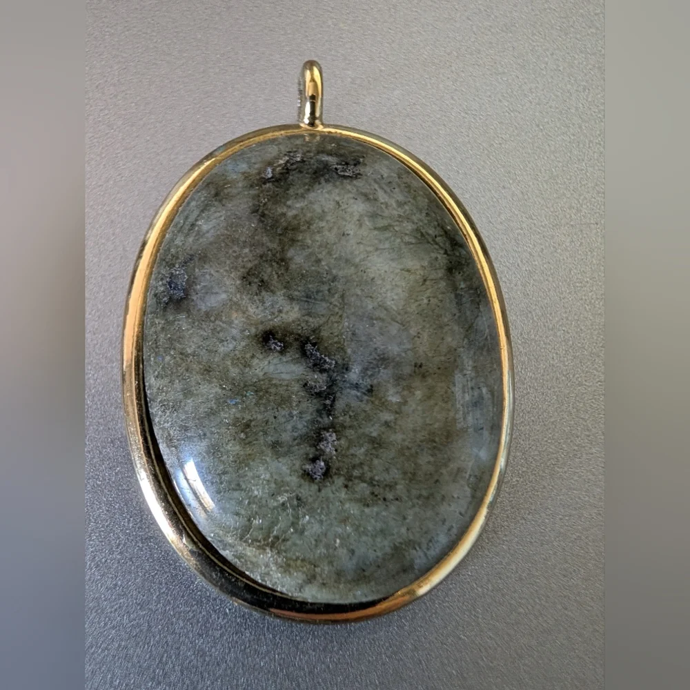 Polished Stone and Gold Tone Pendant